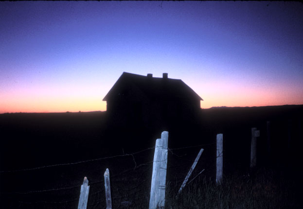 残光と川沿いの家、アイダホ州