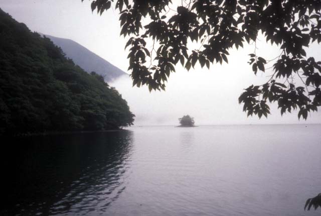 日光中禅寺湖、上野島をのぞむ