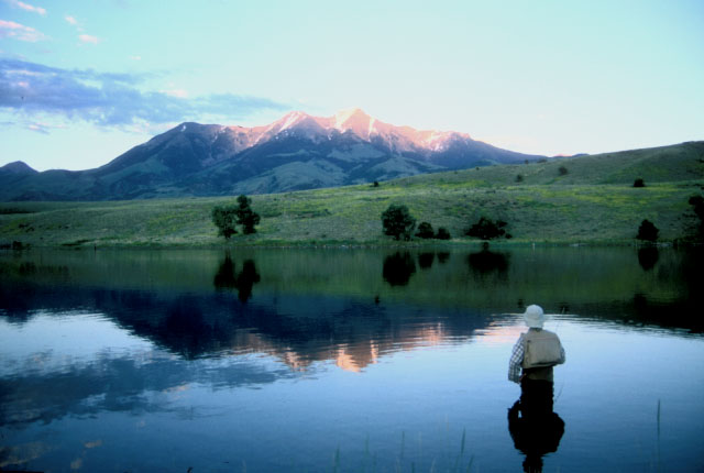 ライズを待つ、モンタナ州の山上湖にて